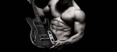 Göğüs kasları, altı paket, AB, Triceps. Müzik Festivali. Sahne ve bant üzerinde enstrüman. Güçlü, kaslı, kaslar adam, vücut geliştirme. Gitar. Torso adam. Gitar çal. Müzik konsepti. Elektrik gitar