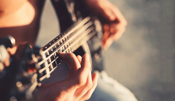 Gitara. Zagraj na gitarze. Tło muzyczne na żywo. Festiwal muzyczny. Instrument na scenie i zespole. Koncepcja muzyki. Gitara elektryczna. Instrument na scenie i zakaz — Zdjęcie stockowe