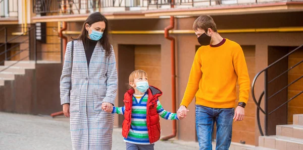 Prevención coronavirus. Cuarentena por Coronavirus. Concepto de contaminación atmosférica. La familia va a caminar. Coronavirus, enfermedad, infección, cuarentena, máscaras médicas, COVID-19 . — Foto de Stock