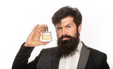 Parfüm ya da parfüm şişesi, parfüm, kozmetik, parfüm şişesi, erkek parfümü. Erkek parfümü, takım elbiseli sakallı bir adam. Elinde parfüm şişesi tutan bir erkek. Yakın plan portre