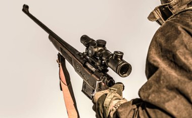 Adam avda şu an. Av tüfeği. Avcı adam. Nişancı hedefte görüldü. Av zamanı. Silahlı bir erkek. Kapatın. Avlanma silahı ve avlanma biçimi olan bir avcı. Hunter nişan alıyor.