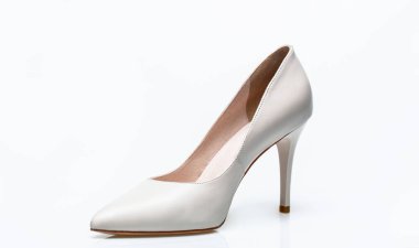 Klasik kadın deri ayakkabısı. Kadınlar için beyaz ayakkabı. Güzellik ve moda konsepti. Beyaz arka planda izole edilmiş şık kadın ayakkabıları. Beyaz arka planda beyaz topuklu kadın ayakkabıları