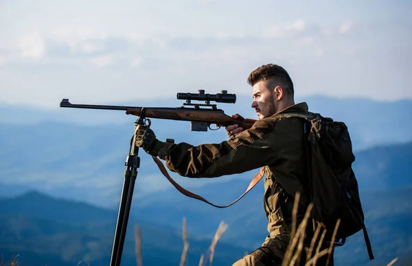 Łowca z bronią myśliwską i polowaniem. Hunter celuje. Facet jest na polowaniu. Strzelba myśliwska. Łowca. Strzelec obserwuje cel. Okres polowania. Mężczyzna z bronią. — Zdjęcie stockowe