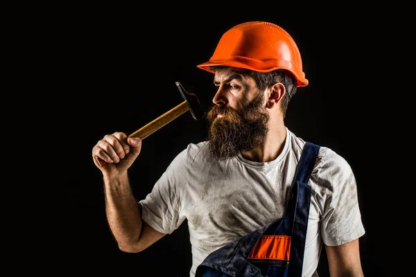 Baard bouwer geïsoleerd op zwarte achtergrond. Hamer hameren. Bouwer in helm, hamer, klusjesman, bouwers met een helm. Baard man werknemer met baard, bouwhelm, harde hoed — Stockfoto