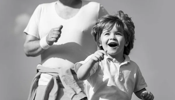 Barn på stadion. Grabben springer utomhus. Ett sunt familjebegrepp. Far och son idrottar och springer. Friska sportaktiviteter för barn. Sport för barn, aktiv barnlöpning — Stockfoto