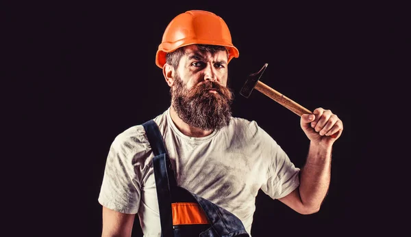 Baard bouwer geïsoleerd op zwarte achtergrond. Hamer hameren. Bouwer in helm, hamer, klusjesman, bouwers in hardhat — Stockfoto