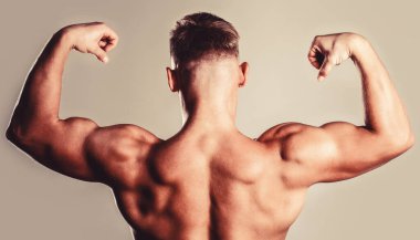 Kaslı sırt, kaslı adam, kaslı sırt, çıplak gövde. Kolları kaslı, trisepsli bir adam. Belden, belden. Güzel gövdeli adam.