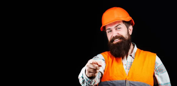 Constructores de hombres, industria. Constructor en casco, capataz o reparador. Retrato de un constructor sonriendo. Trabajador barbudo con barba en casco de construcción o casco duro. Copiar espacio —  Fotos de Stock