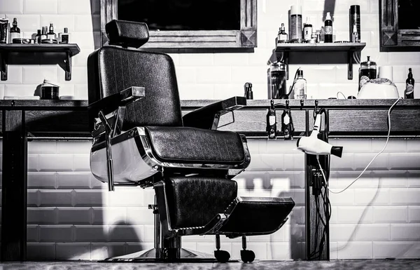 Tema Barbería. Peluquero en el interior de la peluquería. Blanco y negro. Silla de peluquería. Elegante silla de peluquero vintage. Sillón de peluquería, peluquería moderna y peluquería, peluquería para hombres — Foto de Stock