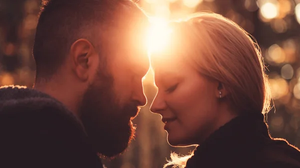 Silhuetter av en kille och en flicka på en solnedgång bakgrund. Ett par förälskade. Kärleksförhållande. Par på solnedgången bakgrund. Silhuett par kärlek. Par i kärlek siluett under solnedgången — Stockfoto