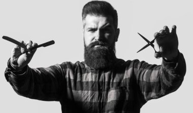 Berber makası ve ustura, berber dükkanı. Berber dükkanında bir erkek. Berber dükkanında erkek tıraşı. Erkek tıraşı, tıraş. Siyah ve beyaz