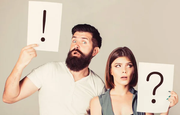 Een vrouw en een man een vraag, uitroepteken. Een paar ruzies. Vraagteken. Pensieve man en een attente vrouw. Man en vrouw niet praten, ruzie hebben. — Stockfoto