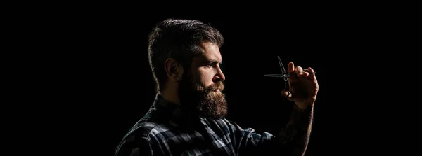 Barbershop. Long beard. Vintage barbershop, shaving. Bearded man, long beard, brutal, with moustache, haircut. Barber scissors. Mens haircut. Handsome bearded — Stock Photo, Image