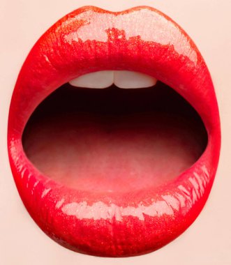 Güzel dudaklar, güzel dudaklar, parlak pembe ruj. Yaklaş, makro, güzel bir ağız, tensel makyaj izole edilmiş kırmızı dudaklar portresi. Kırmızı dudaklar, makyaj, şehvetli ağız, seksi dudak.