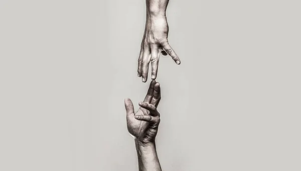 손을 잡아. 손의 개념과 국제 평화의 날을 돕고 지원하는 것. 두 손으로, 친구의 팔을 돕는 팀 작업입니다. 흑백 — 스톡 사진
