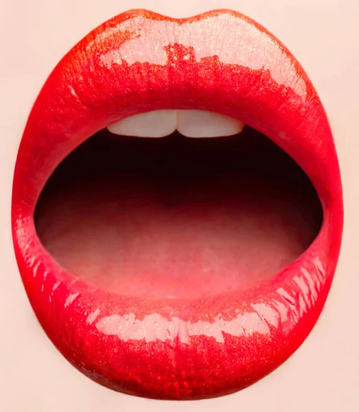 Mooie lippen, mooie lip, felroze lippenstift. Close up, macro, mooie mond, sensuele make-up Geïsoleerde rode lippen portret. Rode lippen, make-up, sensuele mond, sexy lip — Stockfoto