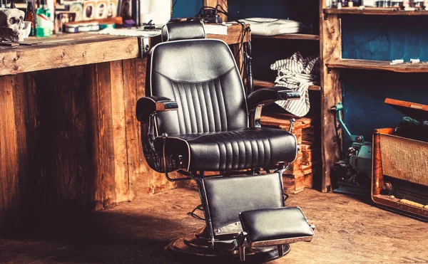 Стул парикмахерской. Парикмахерская кресло, современный парикмахерская и парикмахерская, парикмахерская для мужчин. Стильное винтажное кресло парикмахера. Профессиональный парикмахер в парикмахерской — стоковое фото