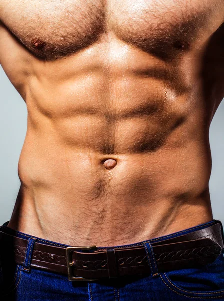 Corpo sexy, homem nu, homem nu, musculado. Homens fortes, fisiculturista, homens musculosos. Espaço para cópia. Lindo tronco masculino — Fotografia de Stock