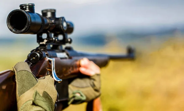Hunter nişan alıyor. Nişancı hedefte görüldü. Adam avda şu an. Av tüfeği. Avcı adam. Av zamanı. Silahlı bir erkek. Kapatın. Avlanma silahı ve avlanma biçimi olan avcı.