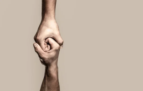 Mano de ayuda extendida, brazo aislado, salvación. De cerca la mano de ayuda. Dos manos, el brazo de un amigo, el trabajo en equipo. Ayudar al concepto de la mano y el día internacional de la paz, apoyo —  Fotos de Stock