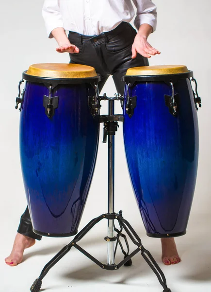Primer plano de la mano del músico tocando tambores bongos. Tambor. Manos de un músico tocando en pipas. Artistas tocando tambores bongo — Foto de Stock