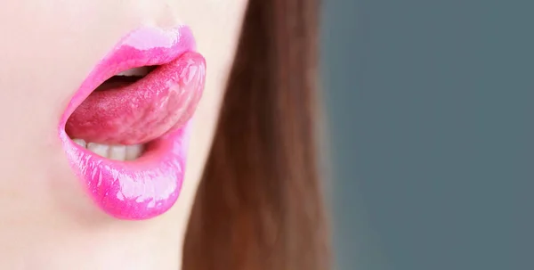 Frauenlippe, Frauenlippe. Sexy Lippen, Zunge raus. Schöne sexy Frau, Mädchen. Nahaufnahme, Makro mit schönem Mund. Zunge und sexy Mund. Schöne Lippe, Lippenstift und Lipgloss, leidenschaftlich. Kopierraum — Stockfoto