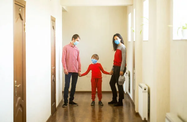 Familie trägt medizinische Schutzmasken. Vorbeugung gegen Coronavirus. Bleiben Sie zu Hause. Quarantäne zu Hause. Coronavirus-Epidemie. Eltern und Kind tragen Operationsmasken. Coronavirus-Ausbruch — Stockfoto