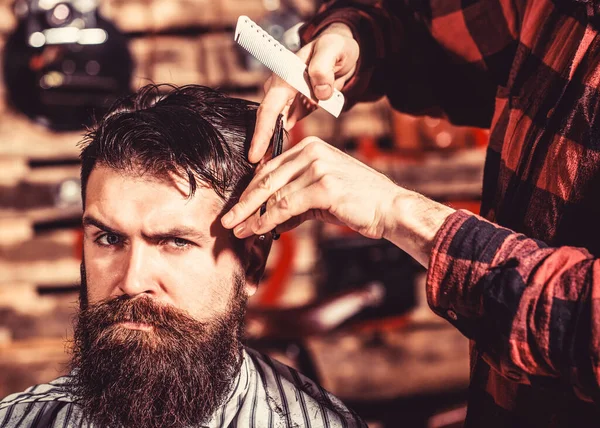 Tesoura de barbeiro, barbearia. Barbearia vintage, barba. Homem cabeleireiro. Homem barba na barbearia. Cabeleireiro servindo cliente na barbearia, barbudo — Fotografia de Stock