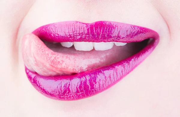 Vrouwenlip, vrouwelijke lippen. Close-up, macro met mooie mond. Tong en sexy mond. Sexy lippen, tong uit. Mooie sexy vrouw. Mooie lip, lippenstift en lipgloss, hartstochtelijk. — Stockfoto