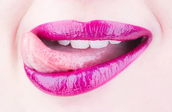 Labbra di donna, labbra femminili. Da vicino, macro con bella bocca. Lingua e bocca sexy. Labbra sexy, lingua fuori. Bella donna sexy. Bellissimo labbro, rossetto e rossetto, passionale. — Foto Stock