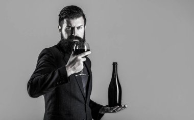 Şişede kırmızı şarap, şarap kadehi. Bardakta kırmızı şarap. Şampanya ve şarap taşıyan bir adam. Sakallı, sakallı, şarap garsonu, tadımlık. Sommelier adam, degustator, şaraphane. Siyah ve beyaz