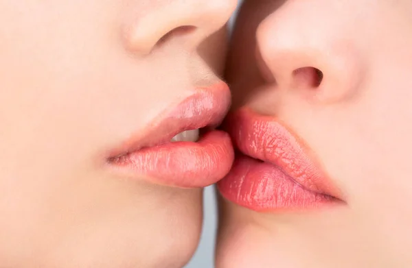 Närbild av kvinnor munnar kyssas. Två vackra sexiga lesbiska kära. Läppvård och skönhet. Närbild av vackra unga kvinna friska läppar. Lesbiska par kysser läppar. Passion och sensuell beröring — Stockfoto