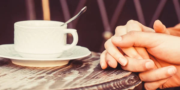 Manos de mujer y hombre sosteniendo una taza de café. Pareja enamorada cogida de la mano con café. Un par tomados de la mano, una taza de café caliente. Preciosa pareja sosteniendo una taza de café en las manos — Foto de Stock