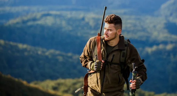 Man met een pistool. Hunter met jachtgeweer en jachtformulier om te jagen. Jacht jachtgeweer. Een jager. Jachtperiode. Schutter gezien in het doelwit. De man is op jacht. — Stockfoto