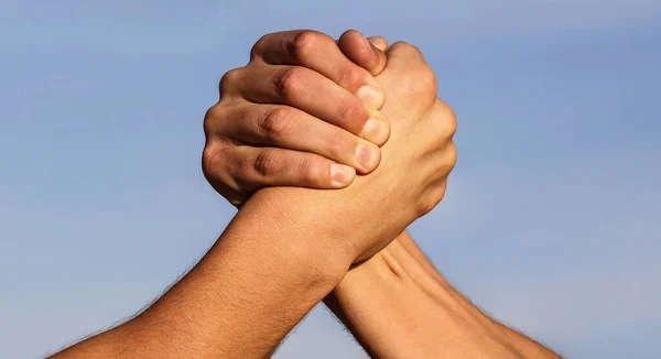 Mão, rivalidade, vs, desafio, comparação de força. Duas mãos musculadas. Conceito de rivalidade. Dois homens a lutar. Luta armada. Amigável aperto de mão, amigos saudação, trabalho em equipe. — Fotografia de Stock