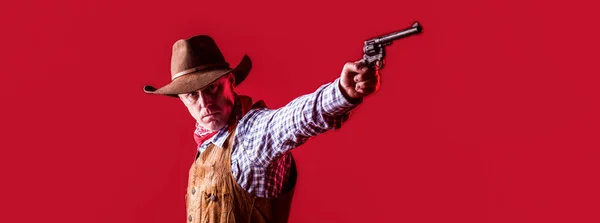 Hombre con sombrero de vaquero, pistola. West, armas. Retrato de un vaquero. owboy con arma sobre fondo rojo — Foto de Stock