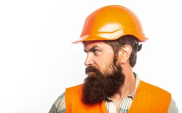 Portret architect bouwer, civiel ingenieur aan het werk. Een man met een baard in een helm of hoed. Bouwer met harde hoed, voorman of reparateur in de helm — Stockfoto