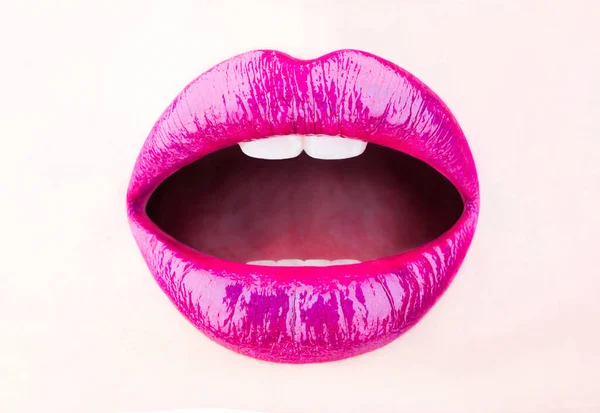 Mooie lip, lippenstift, lipgloss, portret. Sexy mond. Sensuele lip, vrouwelijke lippen. Sexy lippen, mooie lippenstift, mooie lipgloss. Sexy vrouw, naakt meisje. Sluit maar af. Sensuele make-up — Stockfoto