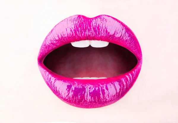 Schöne Lippe, Lippenstift, Lipgloss, Porträt. Sexy Mund. Sinnliche Lippen, weibliche Lippen. Sexy Lippen, schöner Lippenstift, Schönheitslipgloss. Sexy Frau, nacktes Mädchen. Aus nächster Nähe. Sinnliches Make-up — Stockfoto