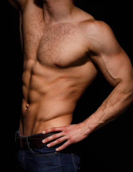 Homem forte, homem do tronco, ab, seis alcateias. Um tipo nu e musculoso. Homem sexy com corpo muscular, tronco nu. Um homem forte. Esportista, músculos, atleta machos com tronco nu, jeans. — Fotografia de Stock