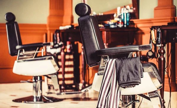 Barber shop chair. Barbershop armchair, modern hairdresser and hair salon, barber shop for men. Beard, bearded man. Stylish vintage barber chair — Stock Photo, Image
