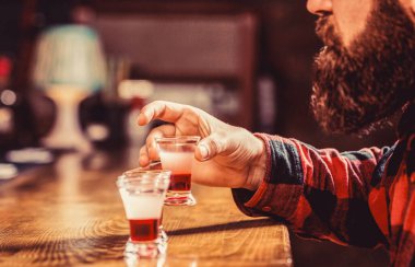 Tekila shot. Bir gece kulübünde ya da barda shot bardaklarında alkol içmek. Sakallı adam kokteyl içerdi. Tekila, votka, viski, rom.