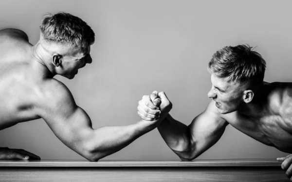 Bras de fer. Deux hommes bras de fer. Rivalité, gros plan de bras de fer masculin. Deux mains. Noir et blanc. Des hommes mesurant les forces, les bras. Lutte à la main, compétition. Les mains ou les bras de l'homme. Main musculaire — Photo