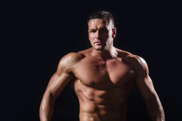 Retrato de un hombre atlético fuerte sano y guapo. Hombre atlético fuerte mostrando cuerpo muscular y abdominales de seis paquetes. Mostrando torso muscular —  Fotos de Stock