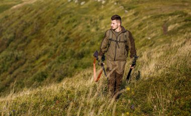 Adam avda şu an. Av tüfeği. Avcı adam. Av zamanı. Silahlı bir erkek. Kapatın. Avlanma silahı ve avlanma biçimi olan bir avcı. Hunter nişan alıyor.