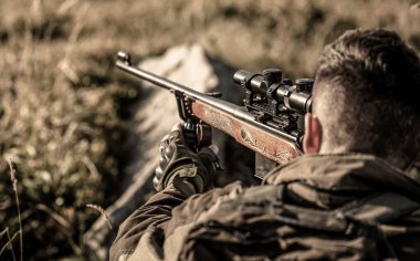 Adam avda şu an. Av tüfeği. Avcı adam. Avlanma silahı ve avlanma biçimi olan bir avcı. Hunter nişan alıyor. Nişancı hedefte görüldü.