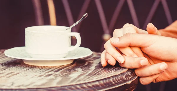 Pareja disfrutando del café. Preciosa pareja sosteniendo una taza de café en las manos. Manos de mujer y hombre sosteniendo taza de café — Foto de Stock