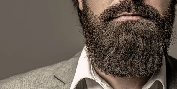 Gros plan de la belle barbe hipster élégant mâle. L'homme barbu se rapproche. La barbe est son style. Gros plan d'hommes barbus. Homme avec moustache en croissance — Photo