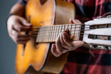 Akustik gitar çalan erkek elleri, yakın çekim. Akustik gitarlar çalıyor. Müzik konsepti. Gitar akustiği. Canlı müzik. Müzik festivali. Gitar çalan erkek müzisyen, müzik aleti