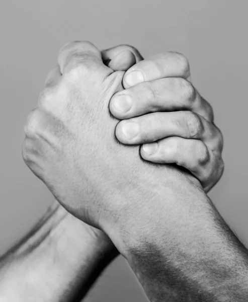 Comparaison entre la rivalité des mains et la force du défi. Deux hommes bras de fer. Les bras de fer. Ferme-la. Poignée de main amicale, salutation d'amis, travail d'équipe, amitié. Noir et blanc — Photo